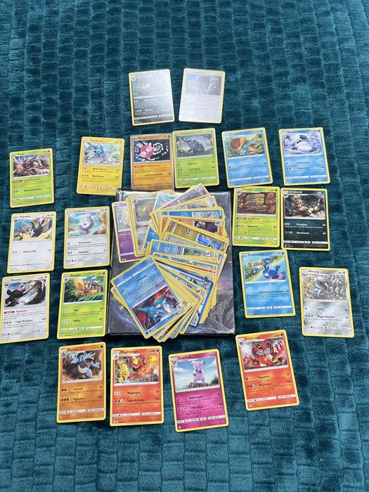 Lot Masiv Pokémon: Peste 550Cărți + 19 Ultra Rare GX/VMAX + Cutie Metalică