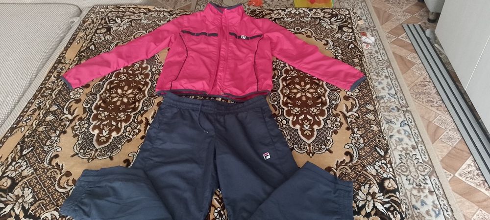 Джинсовая куртка и спорт костюм