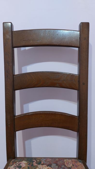 Винтидж трапезен стол от масивно дърво. Перфектно състояние.