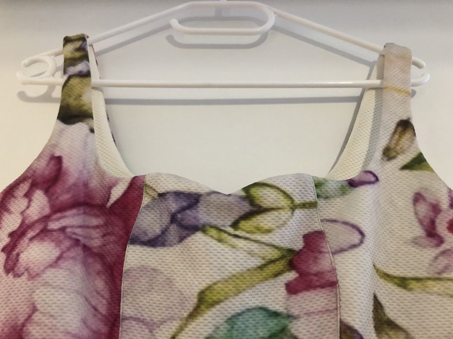 Rochie alba cu flori midi