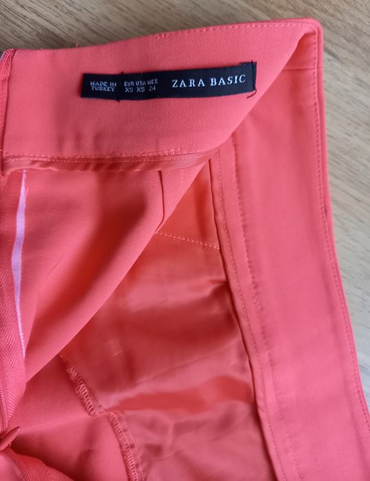 Fusta Zara model conic cu buzunare
