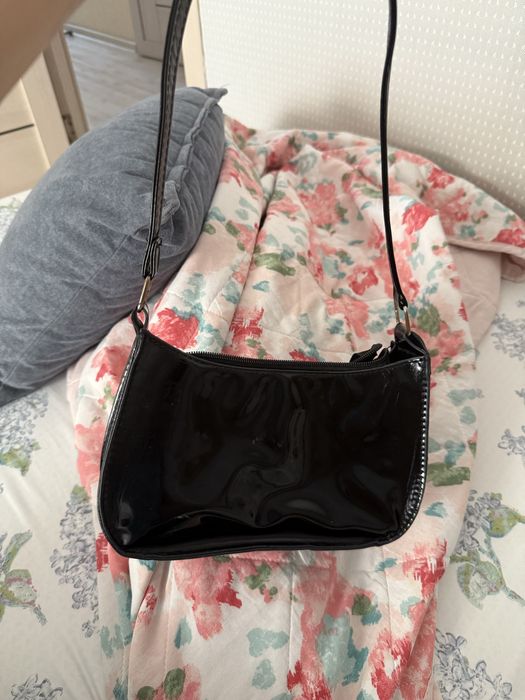 Черная лаковая сумка