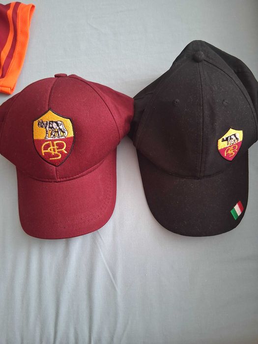 Две шапки на As.Roma купени от Италия