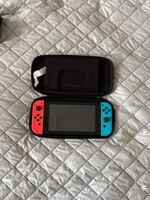 Nintendo Switch + допълнителени контролери + 4 игри + аксесоари