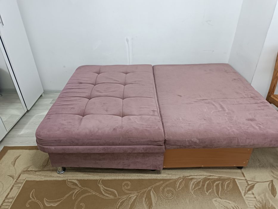 Продам диван  красный.