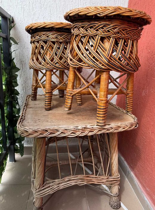 Masă împletită din răchită + 2 scaune, lucrată manual.