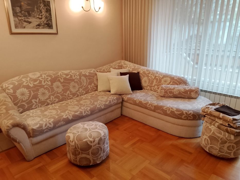 Диван ъглов, разтегателен от две части + 2 табуретки