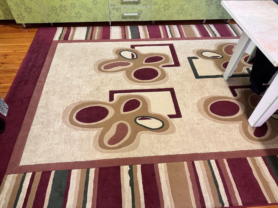 Кілемдер, әр түрлі размерде, Түркістан қаласында