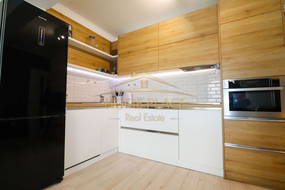 Дава се под наем Тристаен апартамент в Варна, Център - 84 кв.м за 1632 € - Снимка #1