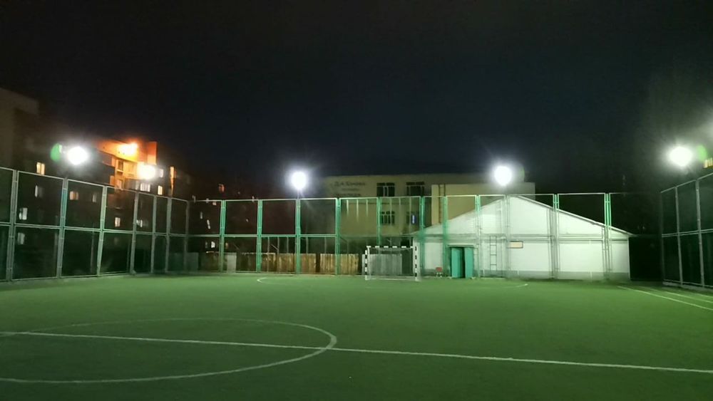 Футбольное поле с новым покрытием