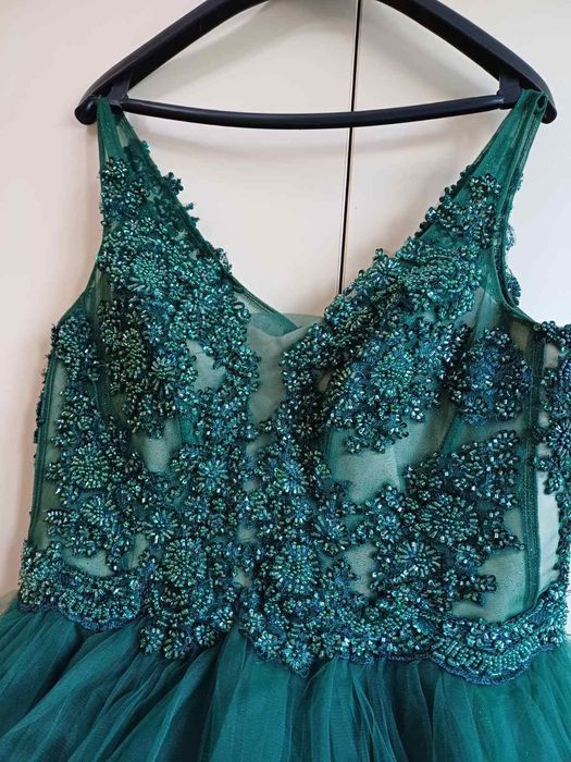 Бална рокля, изработена по поръчка, разкриваща изящността на детайлите