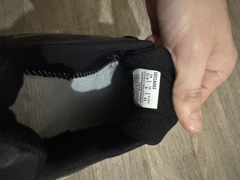 Спортивные кроссовки