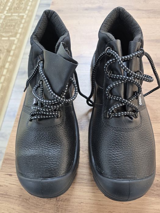 Продам рабочие сефти ботинки.