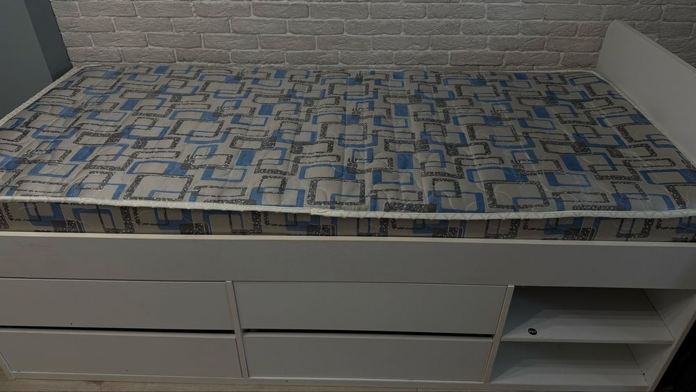 Кровать детский  с полками