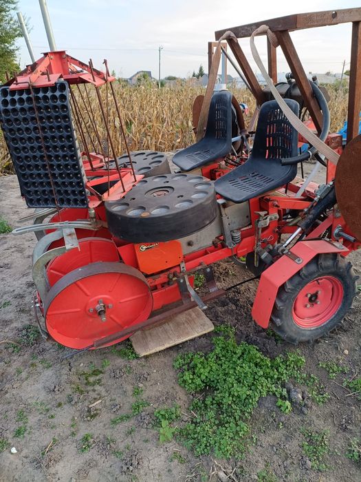 Vând plantator de răsaduri la cub
