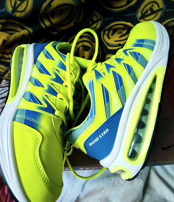 Adidași Road Star.