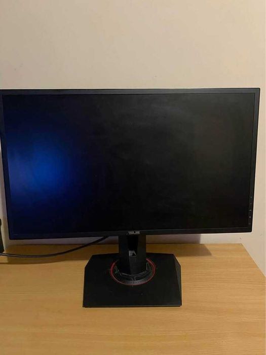 Геймърски компютър и монитор