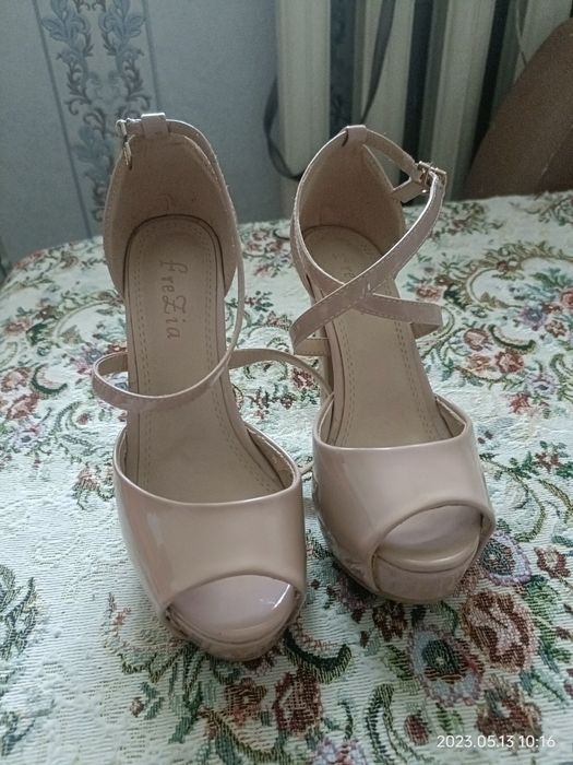 Продам босоножки