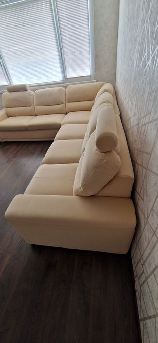 Ъглов диван със спален механизъм.
