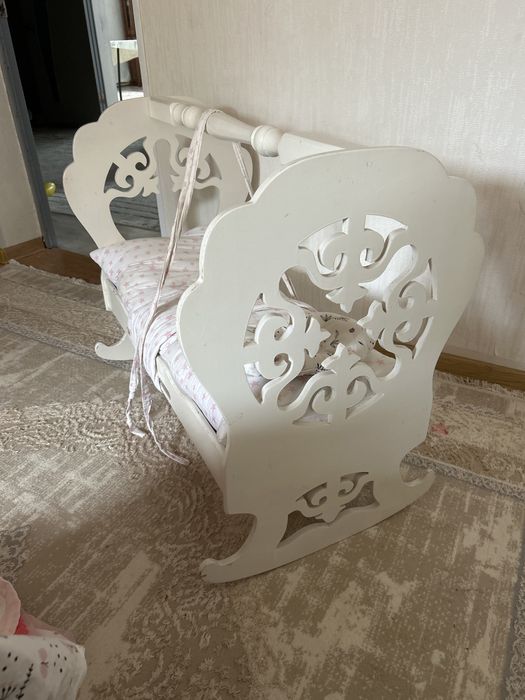 Продам бесик белый