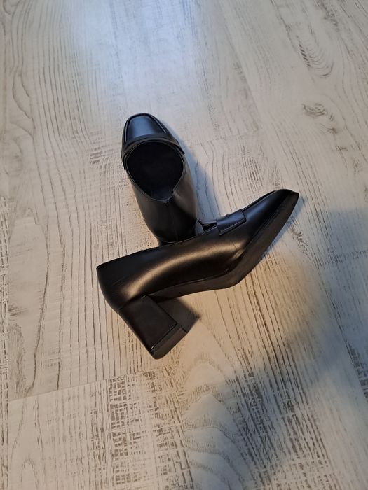 Пролетни обувки на ток