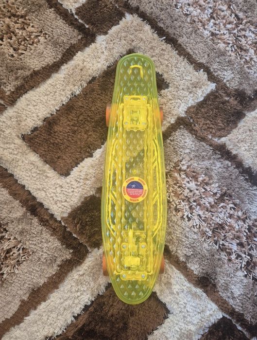 Skateboard  cu lumini  nou