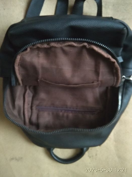 2 броя Раници от черна изкуствена кожа , голяма и малка .