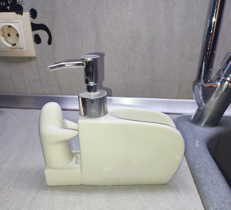 Керамична поставка за течен сапун,гъба и четка за съдове