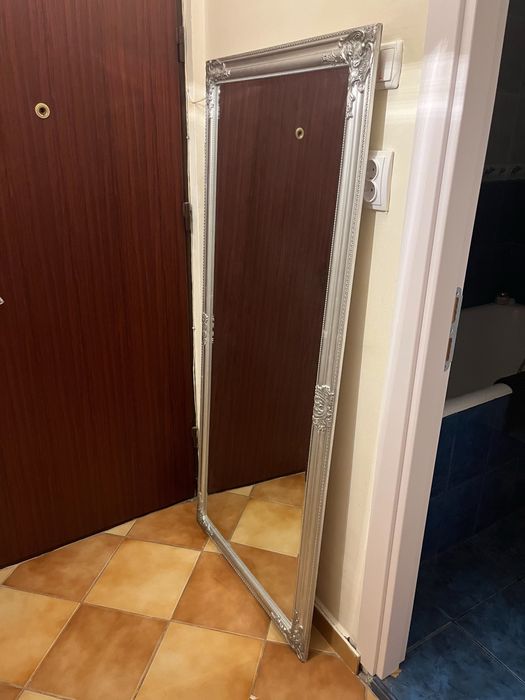 Oglinda cu rama argintie