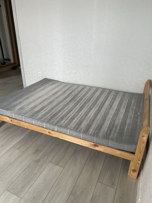 продаю кровать с матрасом