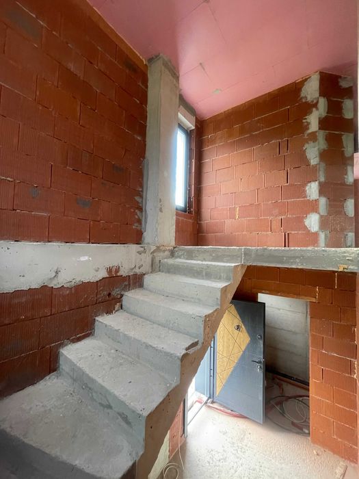 Новопостроена двуетажна къща, разположена в кв. Изгрев