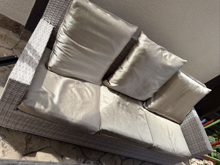 Set Mobilă Grădină / Terasă din Rattan cu Masă și Perne Custom – Ca Nou
