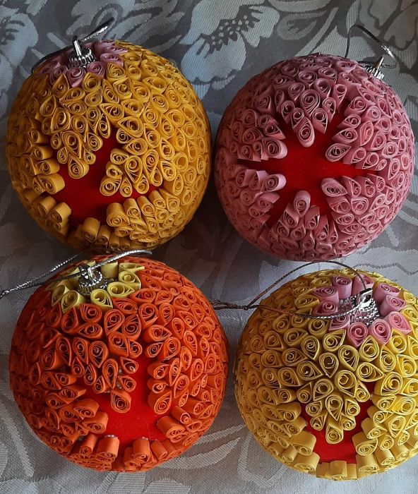 Vand globuri pentru bradul de Crăciun