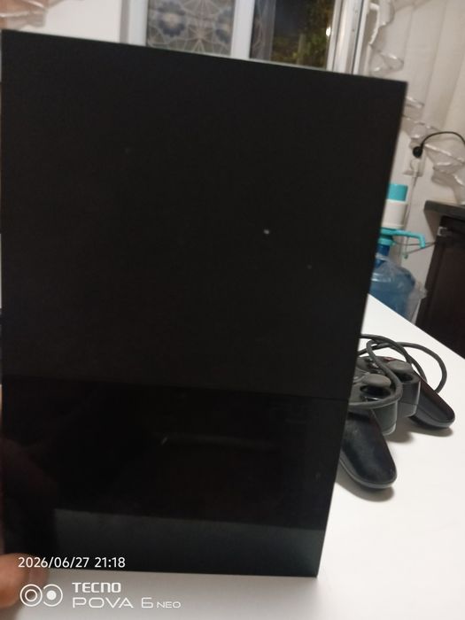 PlayStation 2 вместе с 2 джойстиками