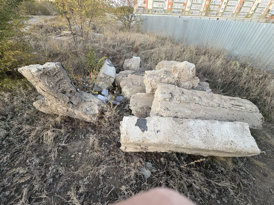 Бетонный бой, старые фундаменты