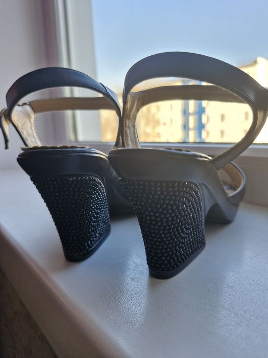 Продам новые босоножки 37р.