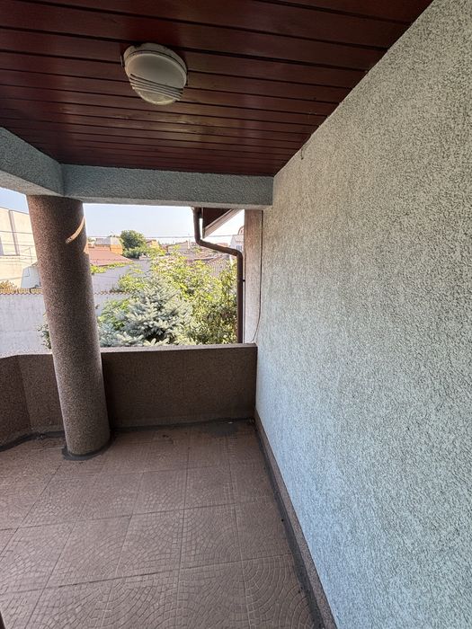 Inchiriere etaj in vila