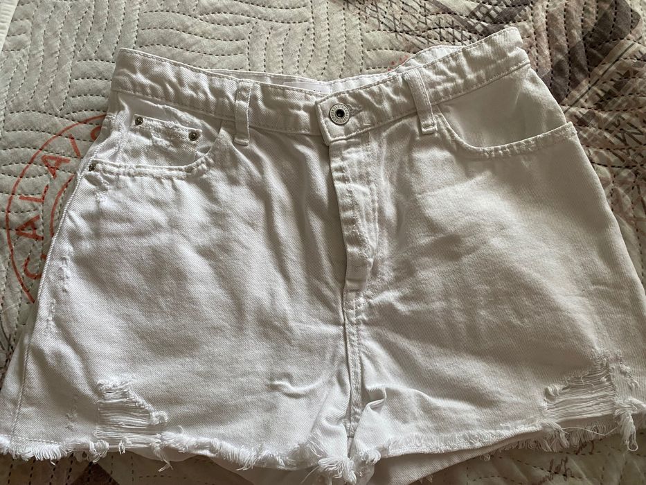 Бели къси панталони