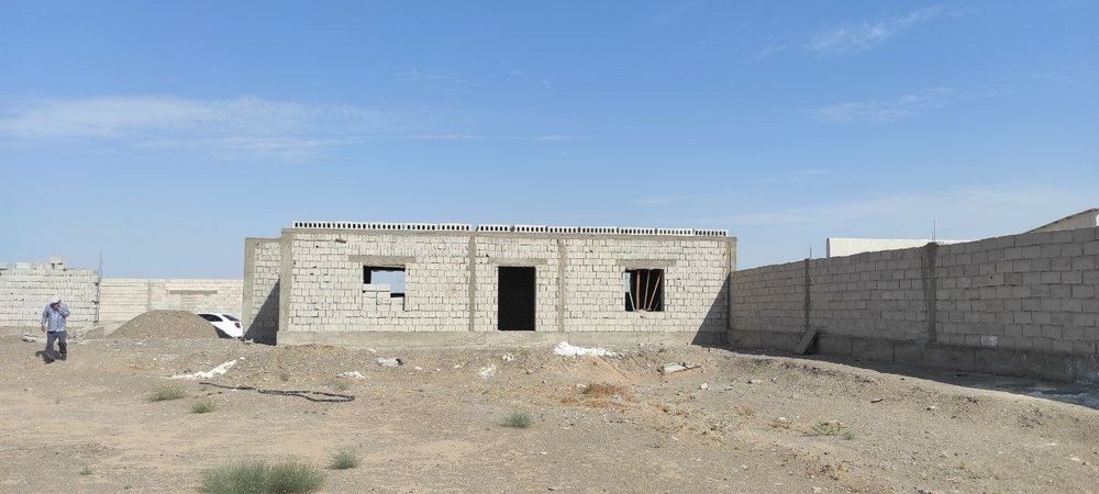 Продаётся  недостроинный здание для сферы услуги и производство.