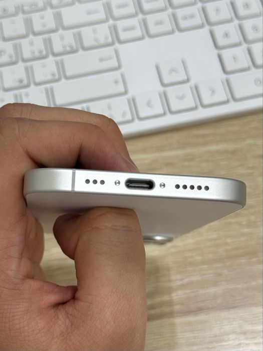 iPhone 16 128 ГБ Белый / АКБ 100% / чек / коробка