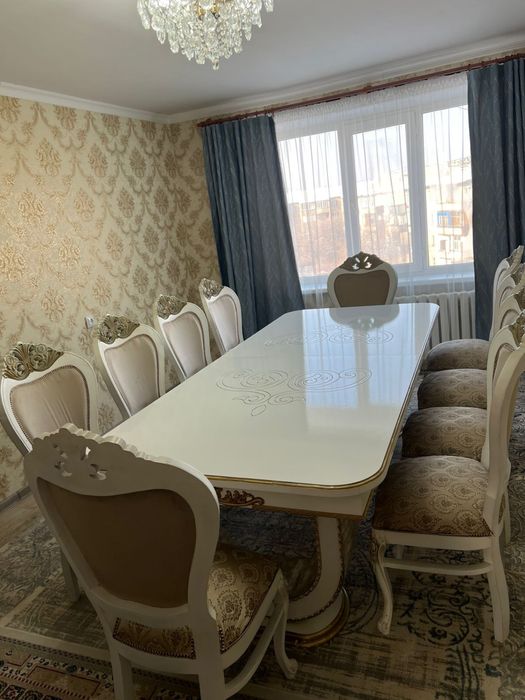 Большой стол для гостей.