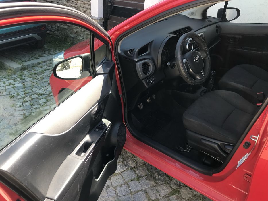Продавам Тойота Ярис 1.3