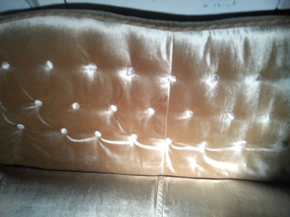 Canapea 3 locuri Lux model baroc cu tapiterie din catifea aurie