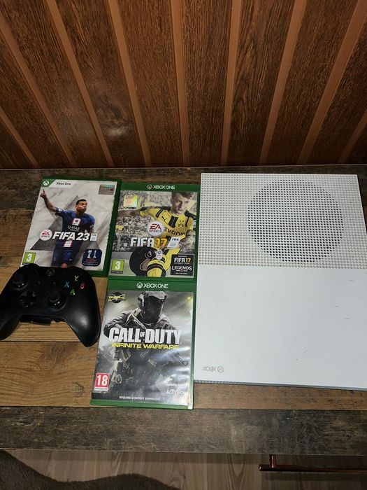 xbox one s 3 игри 2 контролери в чисто състояние всичко като нов