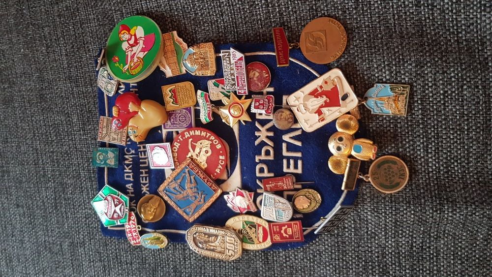 Продавам колекция от стари значки