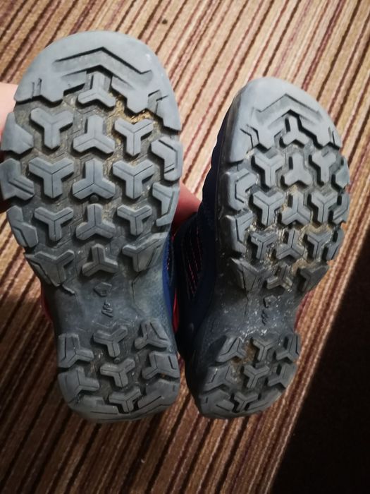 Incaltaminte drumetie Decathlon, marimea 31