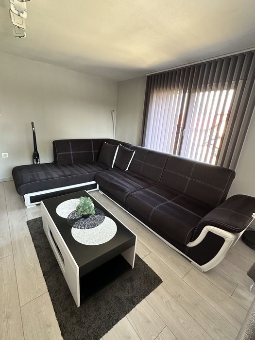 Ъглов диван с повдигащ механизъм и холна маса  ( като нови)