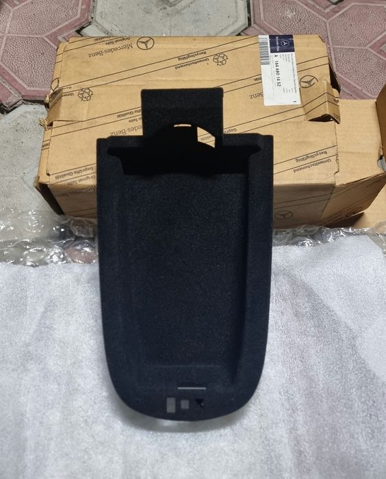 Подлокотник (вещевой отсек) W164