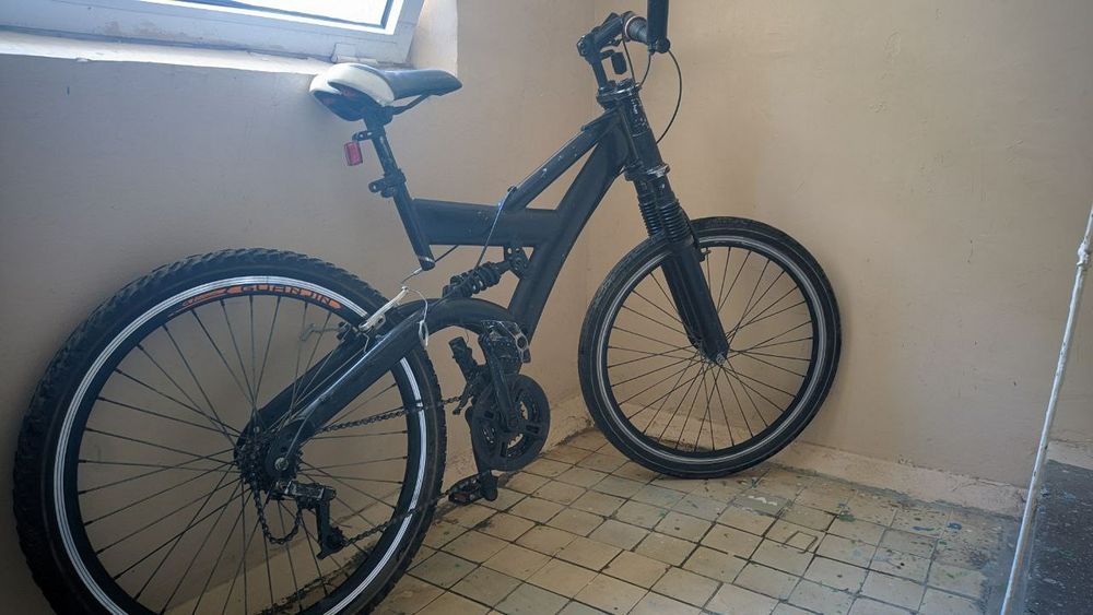 Горный велосипед . Черный окрас.