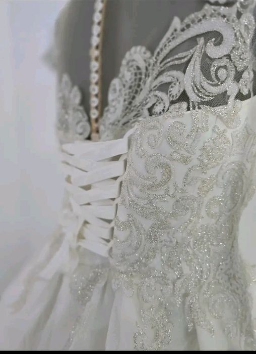 Rochie de mireasa alba spre ivory cu broderie si sclipici marimea M L